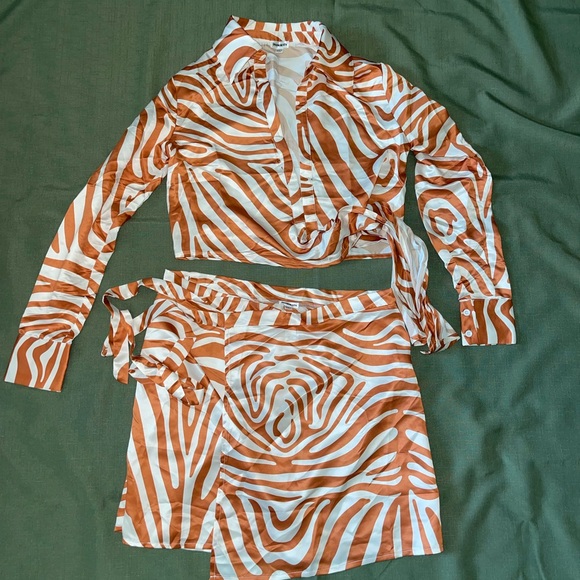 Inamorata zebra wrap skirt & Collard tie shirt set - Picture 4 of 9